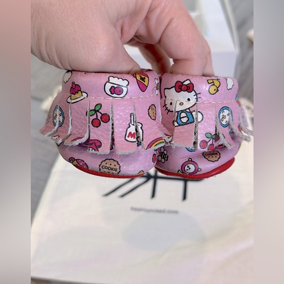 *RARE* Freshly Picked Fringed Soft Soles, “Hello, City!” Hello Kitty w/Box - Picture 5 of 6